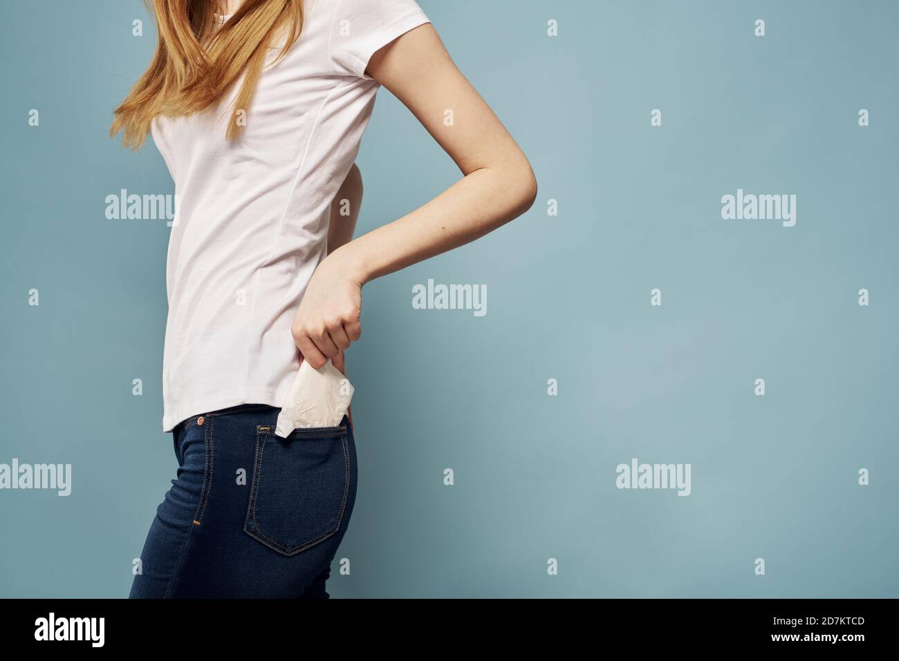 Frau mit Streifen in Jeans Tasche Menstruation kritische Tage Stockfoto