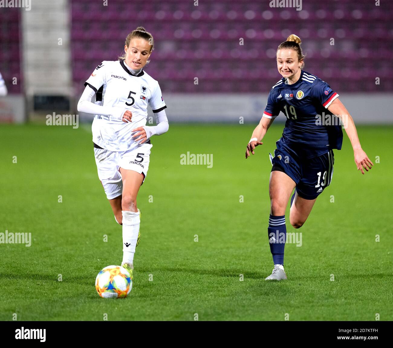 Edinburgh, Großbritannien. Oktober 2020. Arbiona Bajraktari aus Albanien und Martha Thomas aus Schottland während des UEFA Women's EURO 2020 Qualifier Spiels im Tynecastle Stadium in Edinburgh, Schottland. Alex Todd/SPP Kredit: SPP Sport Pressefoto. /Alamy Live Nachrichten Stockfoto