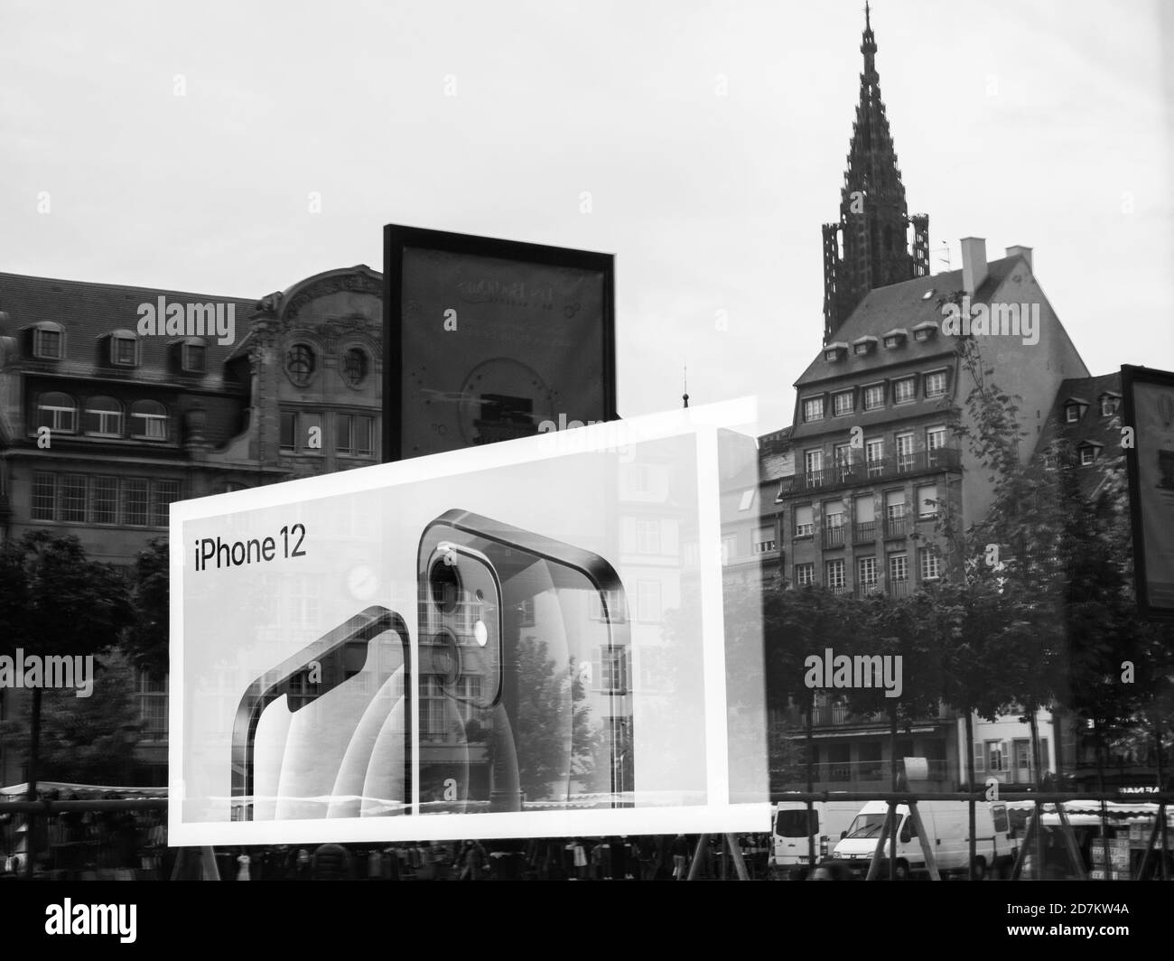 Straßburg, Frankreich - 23. Oktober 2020: Reflexion der französischen Stadt mit Notre-Dame und Werbung im Apple Store für das neue iPhone 12 während des Starttages im Apple Store. Die neuesten 5G-Smartphones sind weltweit erhältlich Stockfoto