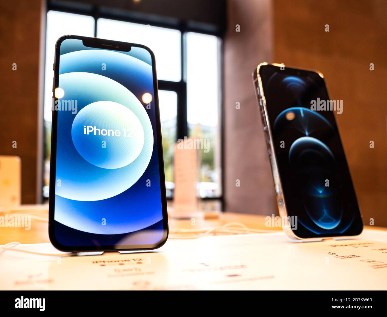 Paris, Frankreich - 23. Oktober 2020: Hero-Objekt des neuen iPhone 12 und iPhone 12 Pro auf dem Display während des Launch-Day im Apple Store. Die neuesten 5G-Smartphones sind weltweit erhältlich. Stockfoto