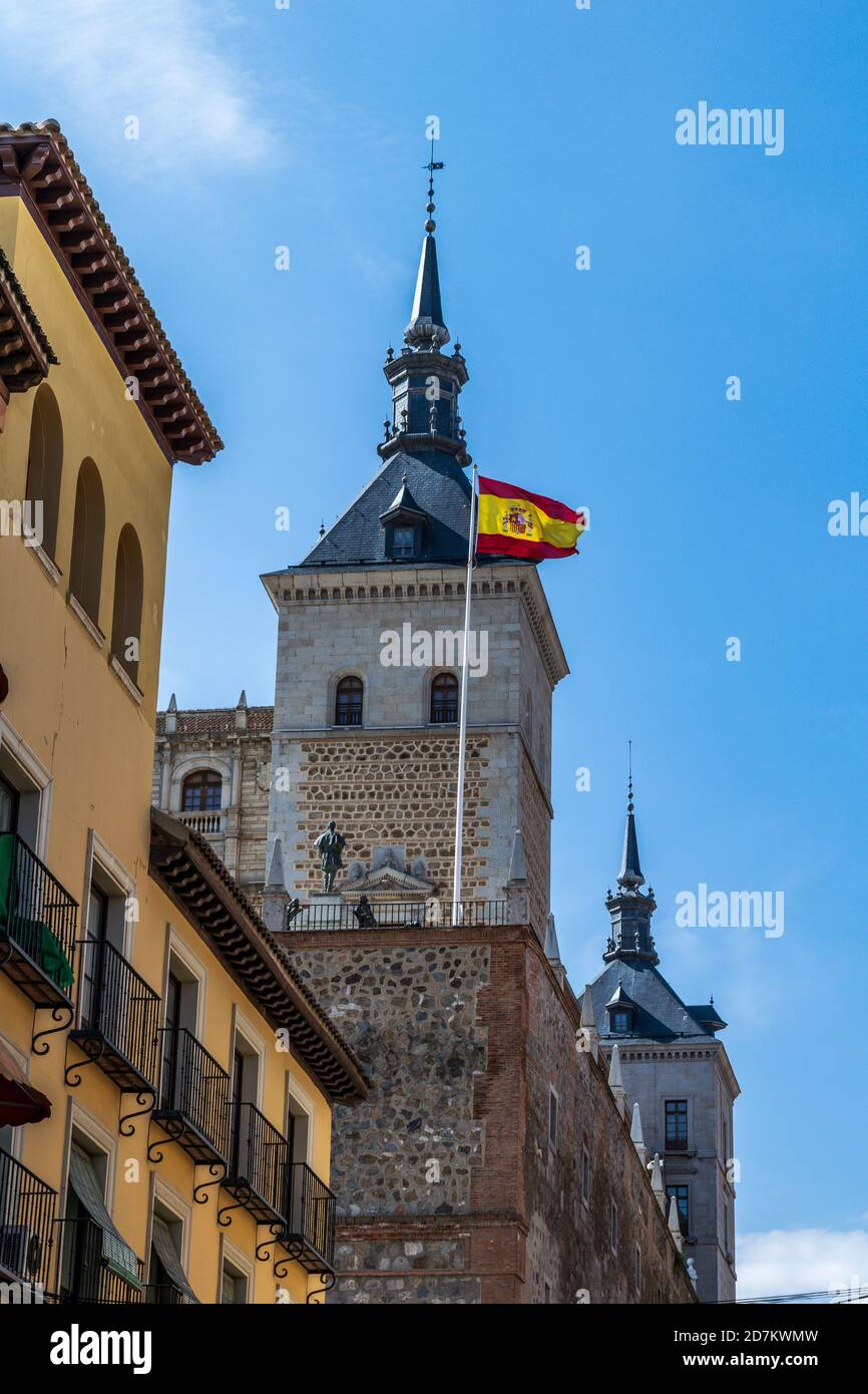 Die spanische Flagge schwingt über den Gebäuden rund um den Zocodover Platz In Toledo Spanien Stockfoto
