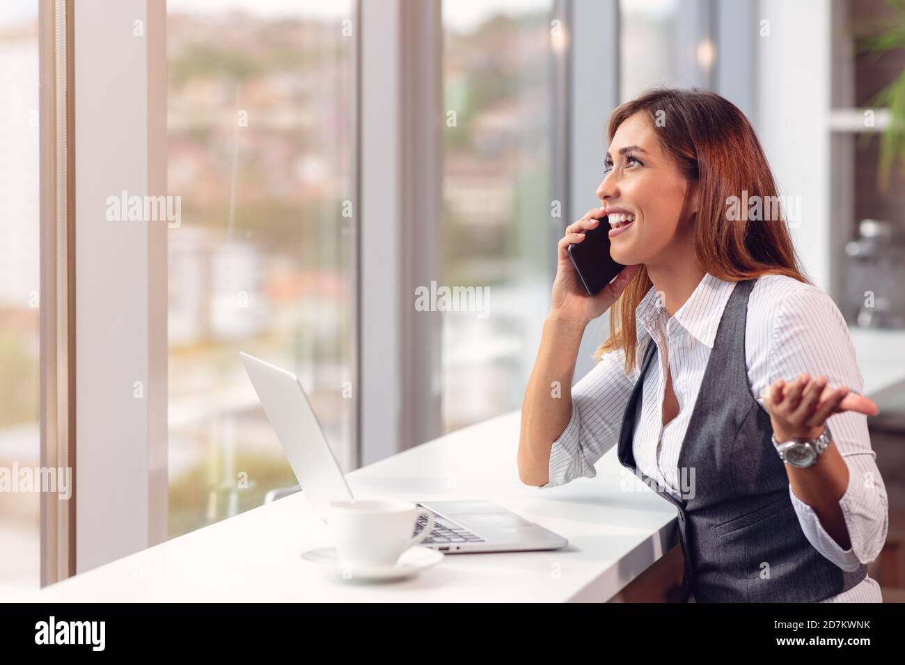 Moderne Geschäftsfrau im Büro, die am Computer arbeitet Stockfoto