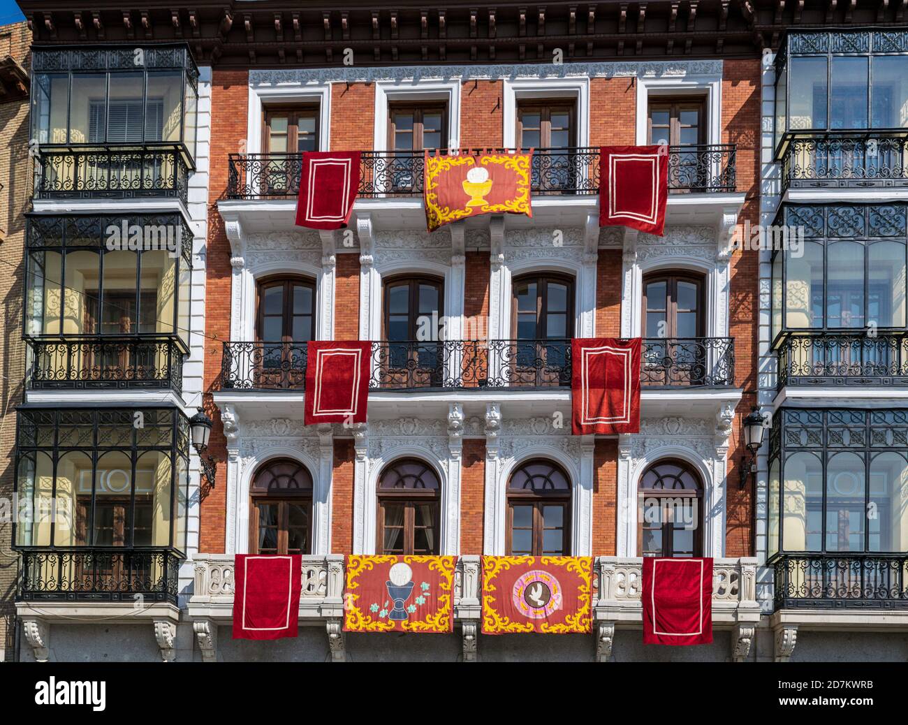 Bunte Banner, Symbole und Dekorationen hängen von den nahe gelegenen Balkonen am Zocodover Platz - Toledo, Spanien Stockfoto