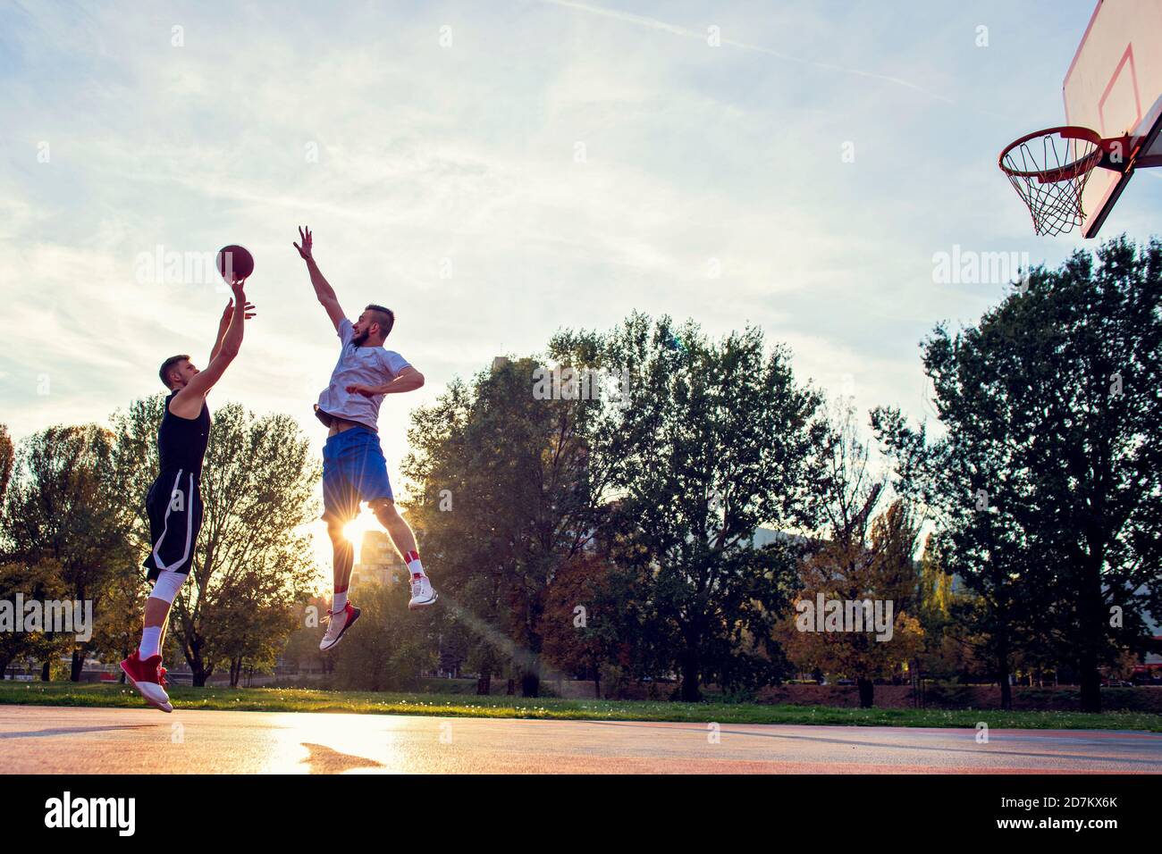 Zwei street Basketball Spieler stark spielen auf dem Hof Stockfoto