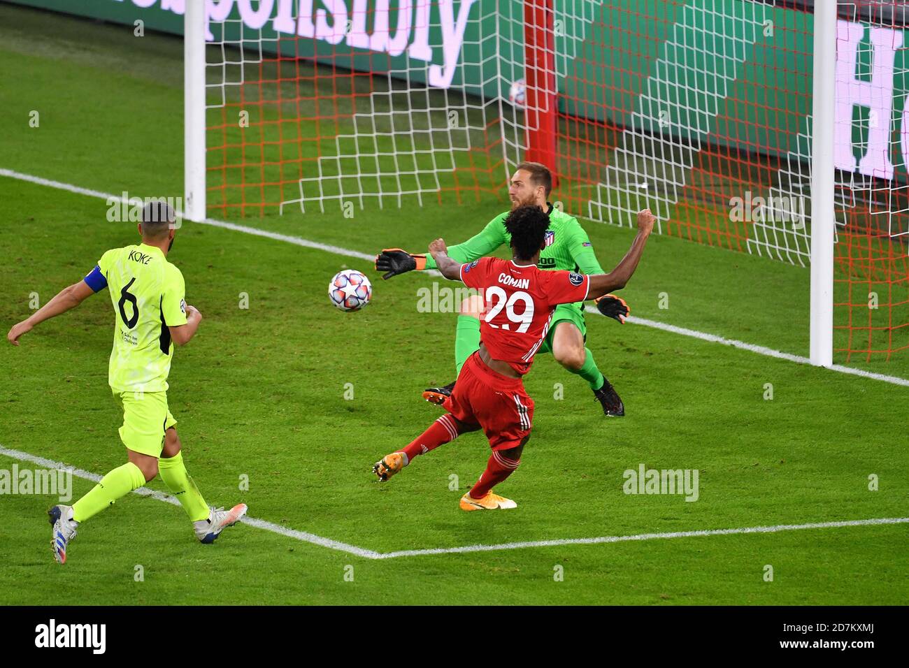 Kingsley COMAN (FC Bayern München) schießt das Tor auf 4:0, Action,  Torschuss gegen Jan OBLAK (Torwart Atletico), links: Koke (Atletico). FC  Bayern München-Atletico Madrid 4-0, Fußball Champions League, Gruppe A,  Gruppenphase, 1.