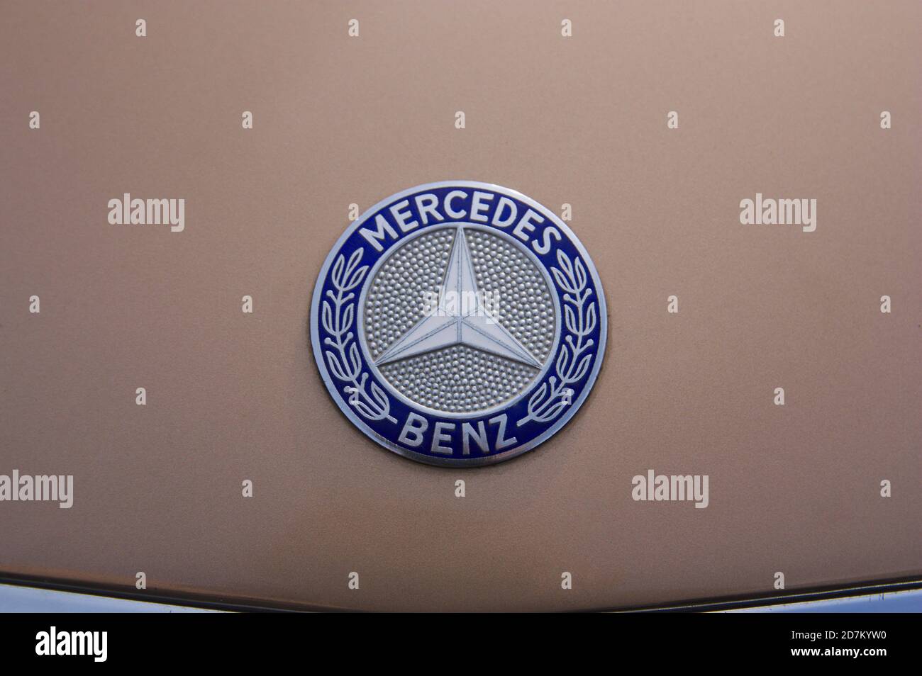 Nahaufnahme eines Logos der deutschen Automarke Mercedes Benz auf einem Oldtimer Stockfoto