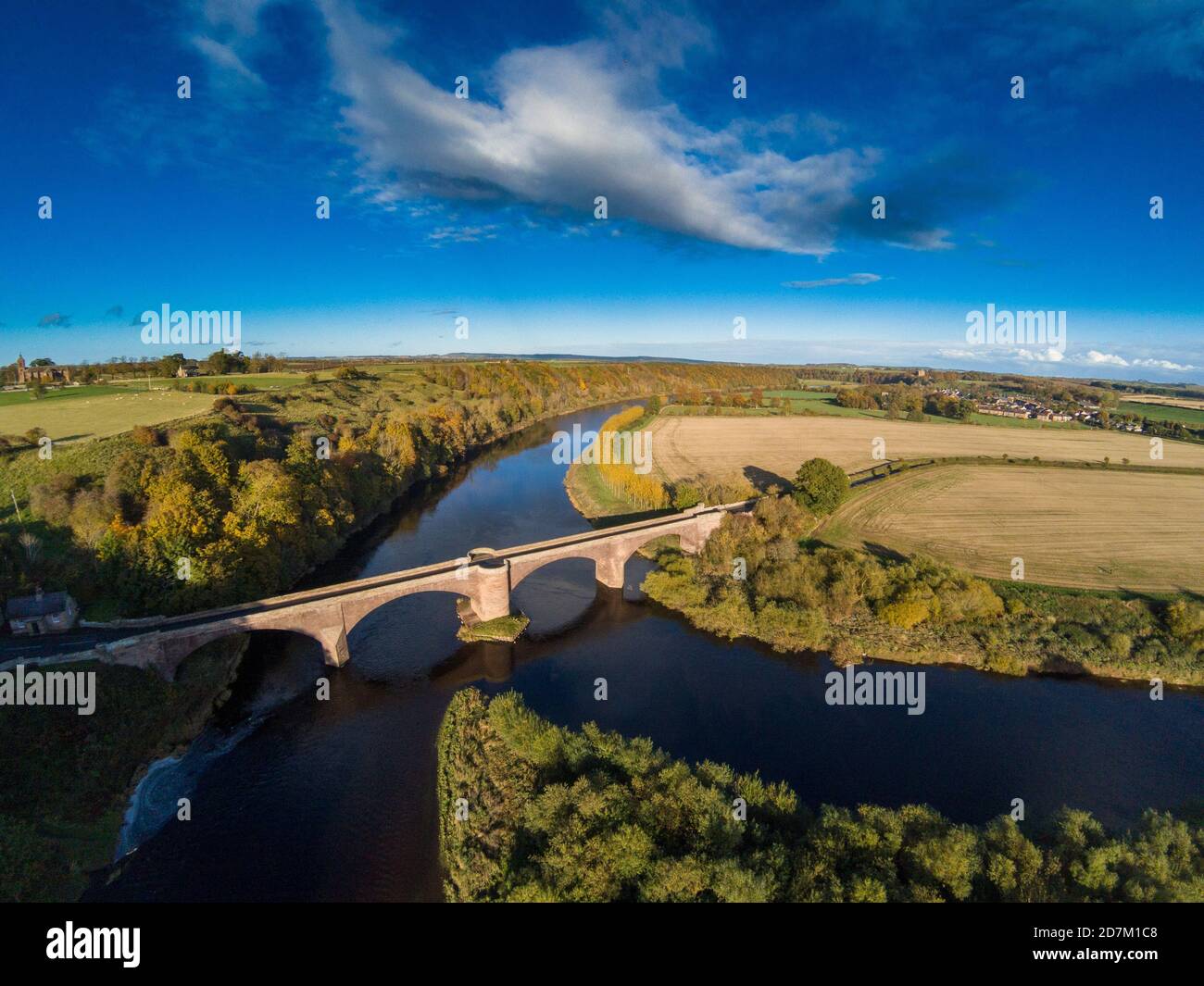 Ladykirk und Norham Bridge überqueren den Fluss Tweed über die Anglo Scottish Grenze Stockfoto