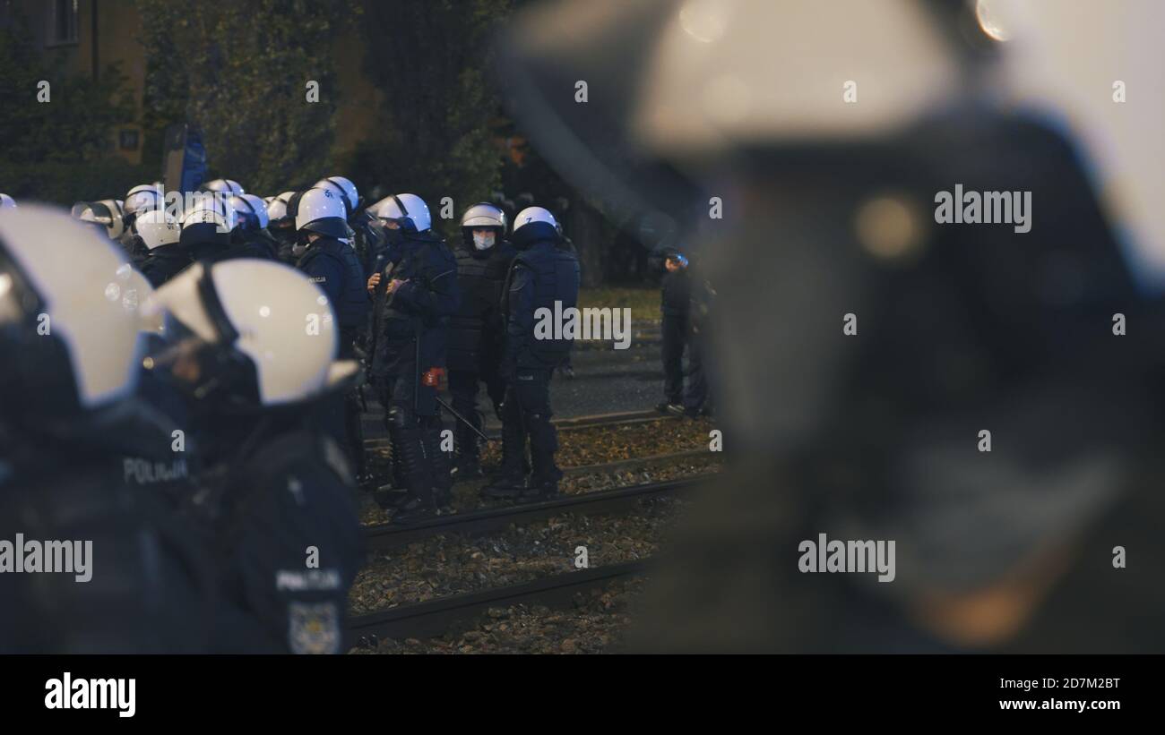 Warschau, Polen 23.10.2020 - Protest gegen die Abtreibungsgesetze Polens. Polizei in voller Uniform mit Schilden, die den Zugang zum Haus von kaczynski blockieren. Hochwertige Fotos Stockfoto