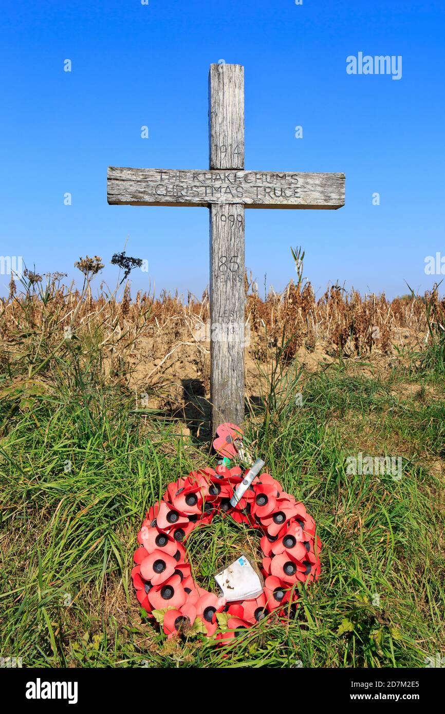 Der erste Weltkrieg - 1914 Khaki Chums Holzkreuz - Weihnachts-Waffenstillstandsdenkmal in Comines-Warneton, Belgien Stockfoto