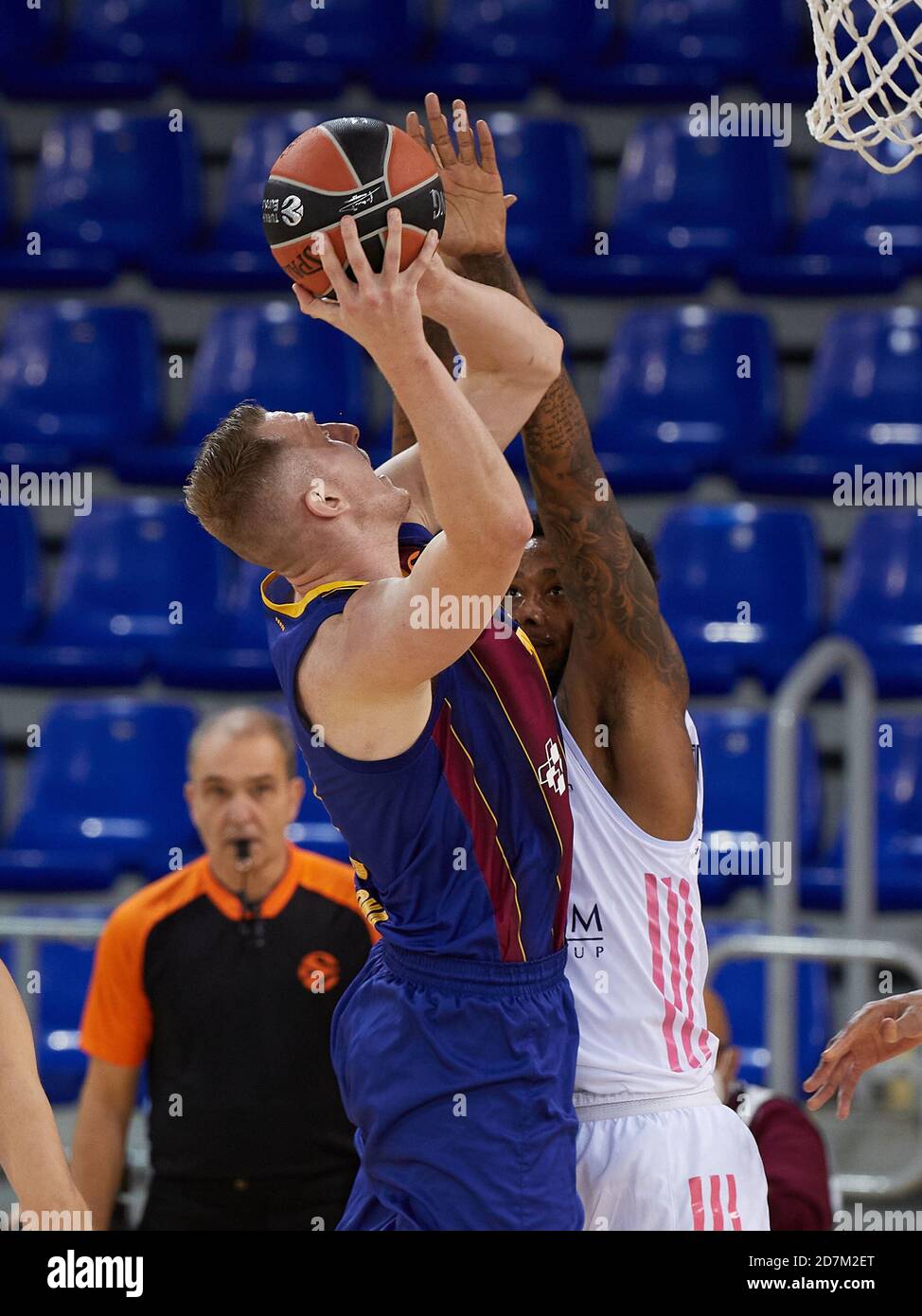 Barcelona, Spanien. Oktober 2020. Rolands Smits vom FC Barcelona im Einsatz mit Trey Tompkins von Real Madrid während des EuroLeague-Spiels der Turkish Airlines zwischen dem FC Barcelona und Real Madrid im Palau Blaugrana am 23. Oktober 2020 in Barcelona, Spanien. Bild: Dax Images/Alamy Live News Stockfoto