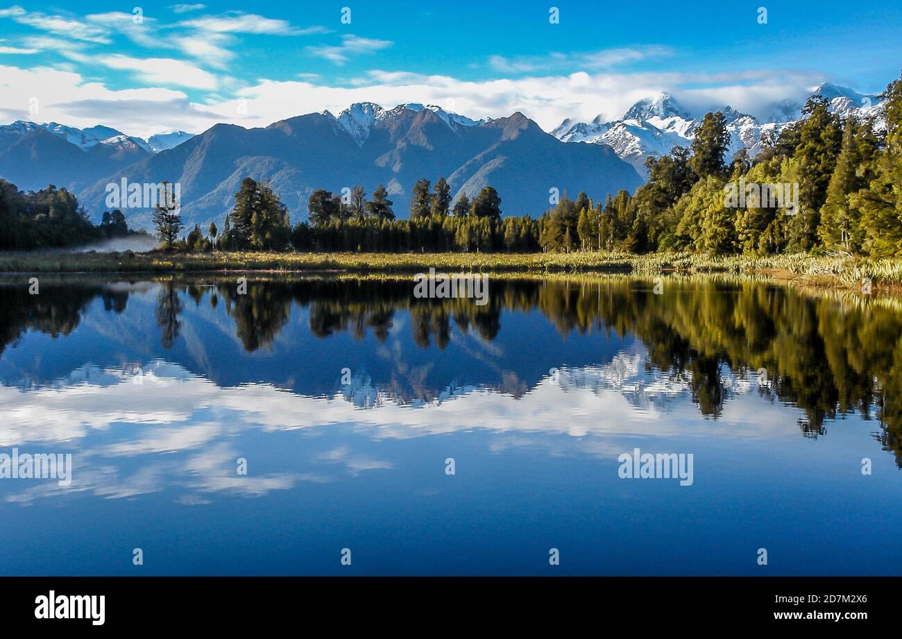 Verspiegelter See mit schneebedeckten Bergen in Neuseeland, Luxusreisen, Abenteuer, wilde Reise, großartige Natur, Grünland, Feuchtgebiete Stockfoto