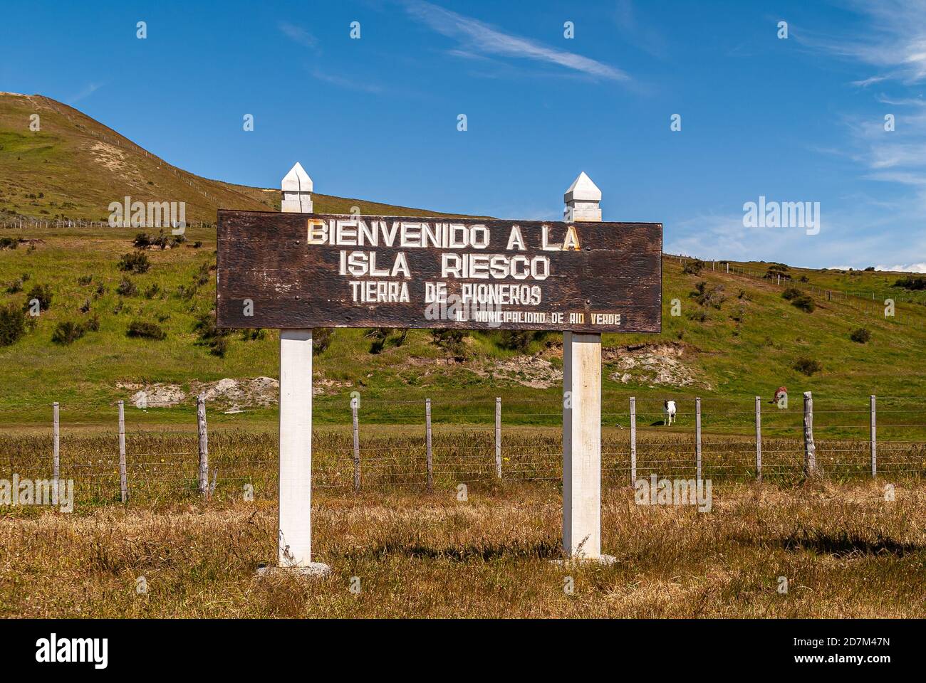 Riesco Island, Chile - 12. Dezember 2008: Weiß auf braunem Holzschild bei der Fähranlegestelle. Stockfoto