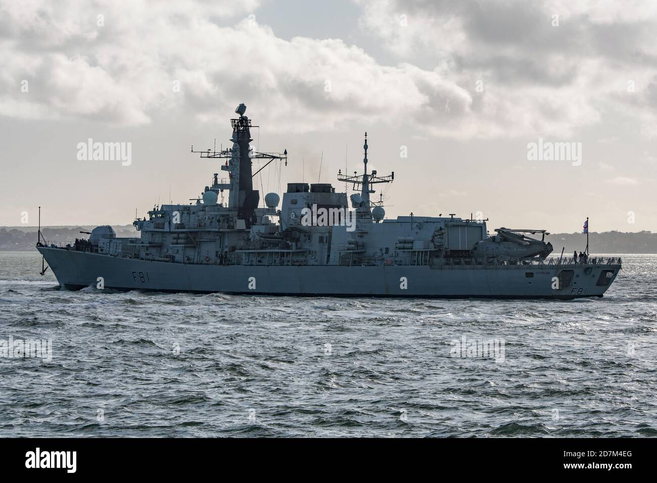 Die Royal Navy Typ 23 Fregatte HMS Sutherland (der kämpfende Clan) verlässt Portsmouth, Großbritannien am 22. Oktober 2020. Stockfoto