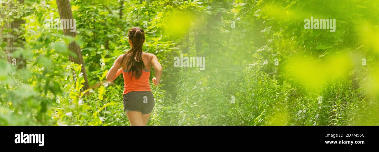 Run Panorama fit aktiven Lebensstil der Läuferin Frau läuft im Sommer Hintergrund Banner im Freien in Stadtpark grüne Natur. Sportlertraining. Stockfoto