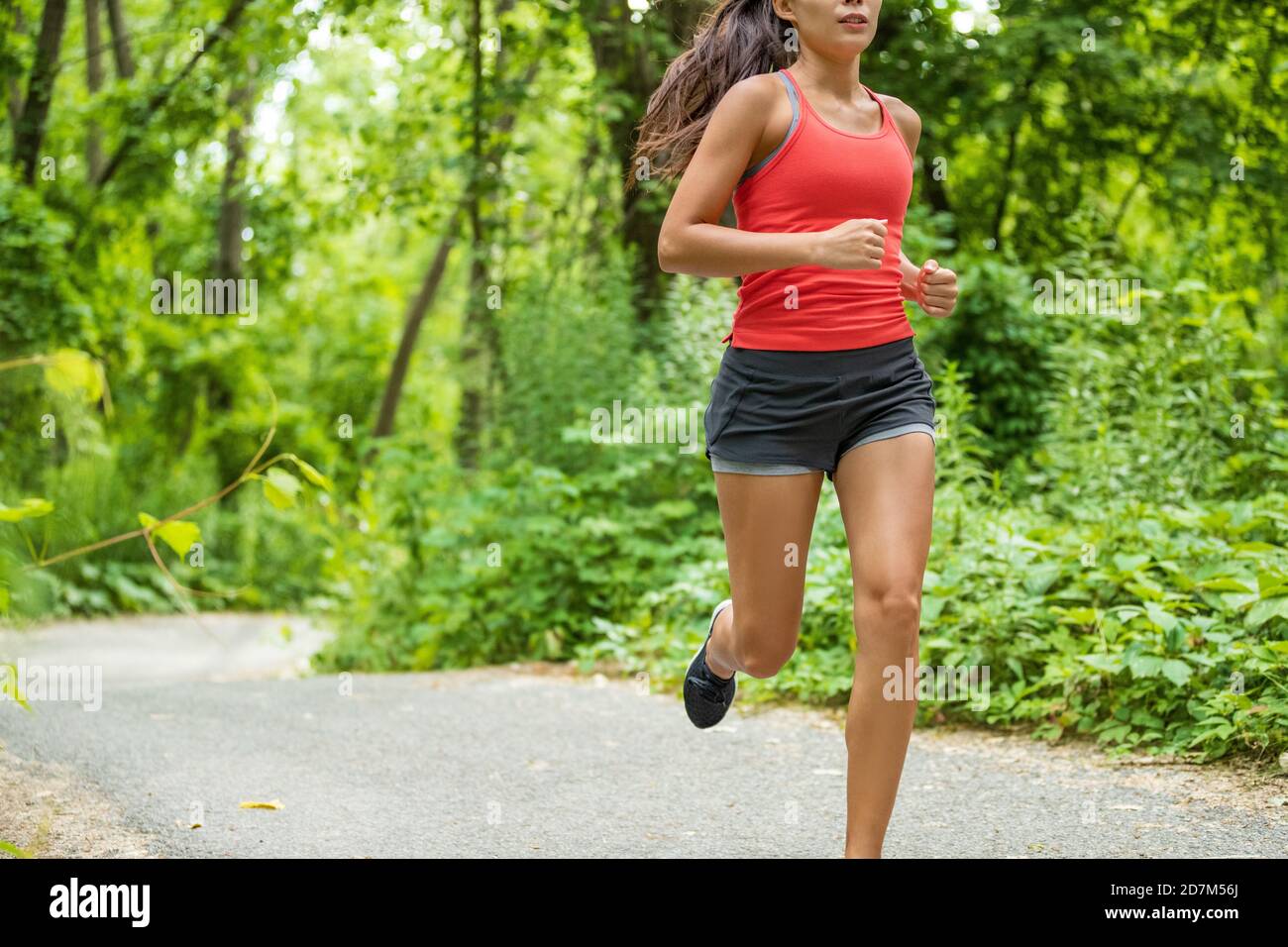 Active fit Läufer Frau läuft in Stadt Pfad Waldpark Jogging Cardio-Training für die Gewichtsabnahme Ausübung Stockfoto