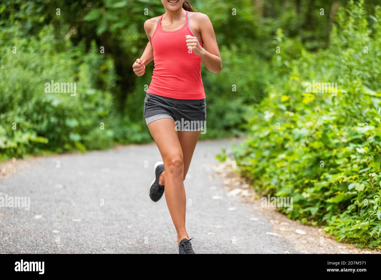 Läuferin Frau läuft in Stadt Pfad Waldpark Jogging Training Cardio für die Gewichtsabnahme Ausübung Stockfoto