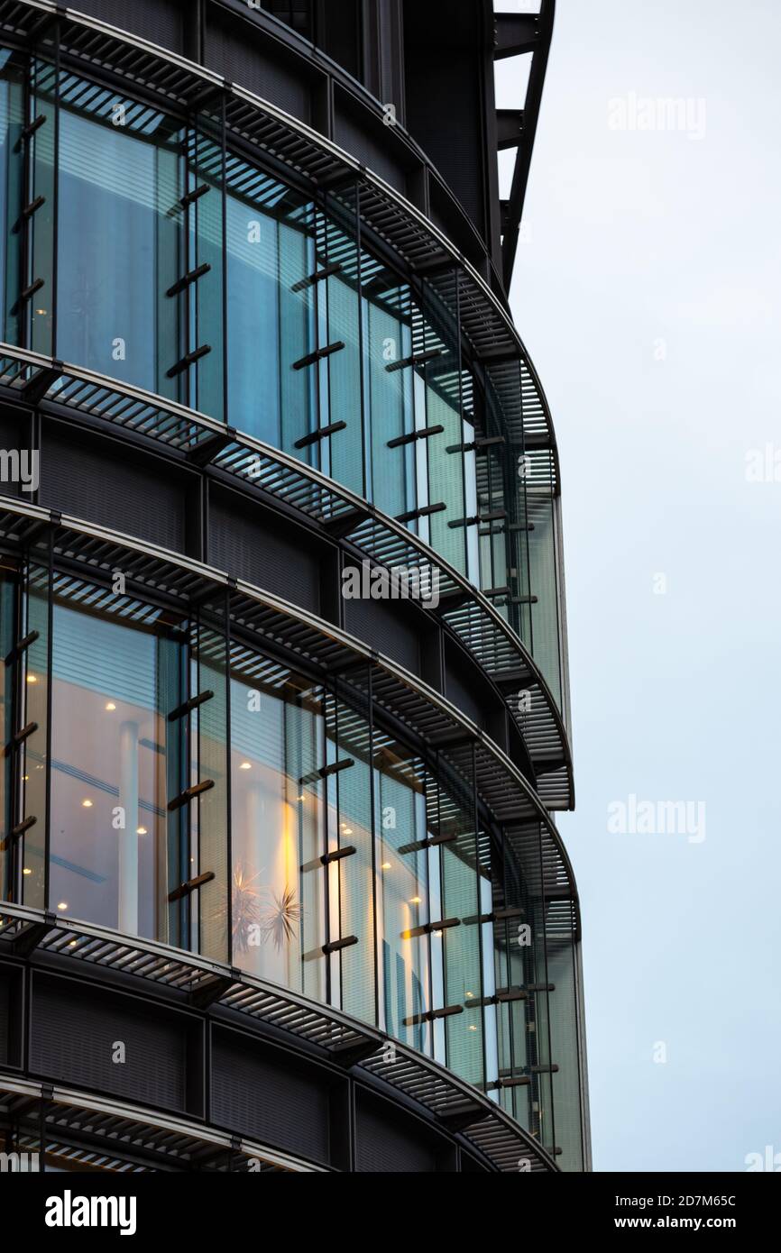Modernes Gebäude mit Stahl und Glas. Stockfoto