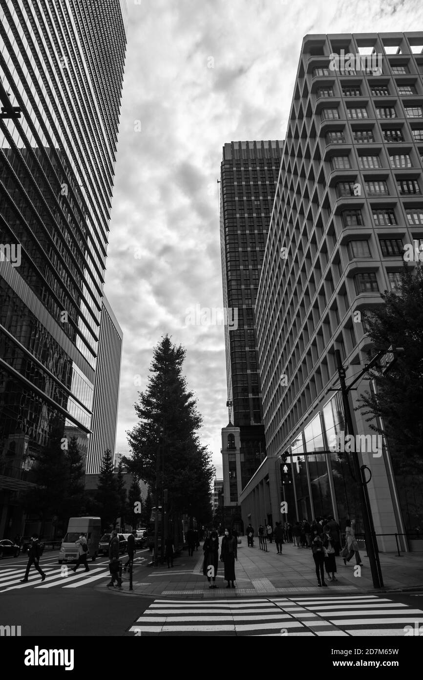 Modernes Gebäude im Stadtzentrum von Tokio. Schwarz und Weiß. Stockfoto