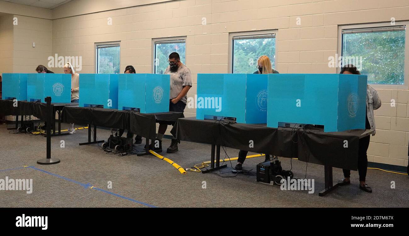 Stone Mountain, Usa. Oktober 2020. Georgia Bewohner stimmen früh im Mountain Park Activity Center in Stone Mountain, Georgia am Freitag, 23. Oktober 2020. Foto von Tami Chappell/UPI Credit: UPI/Alamy Live News Stockfoto