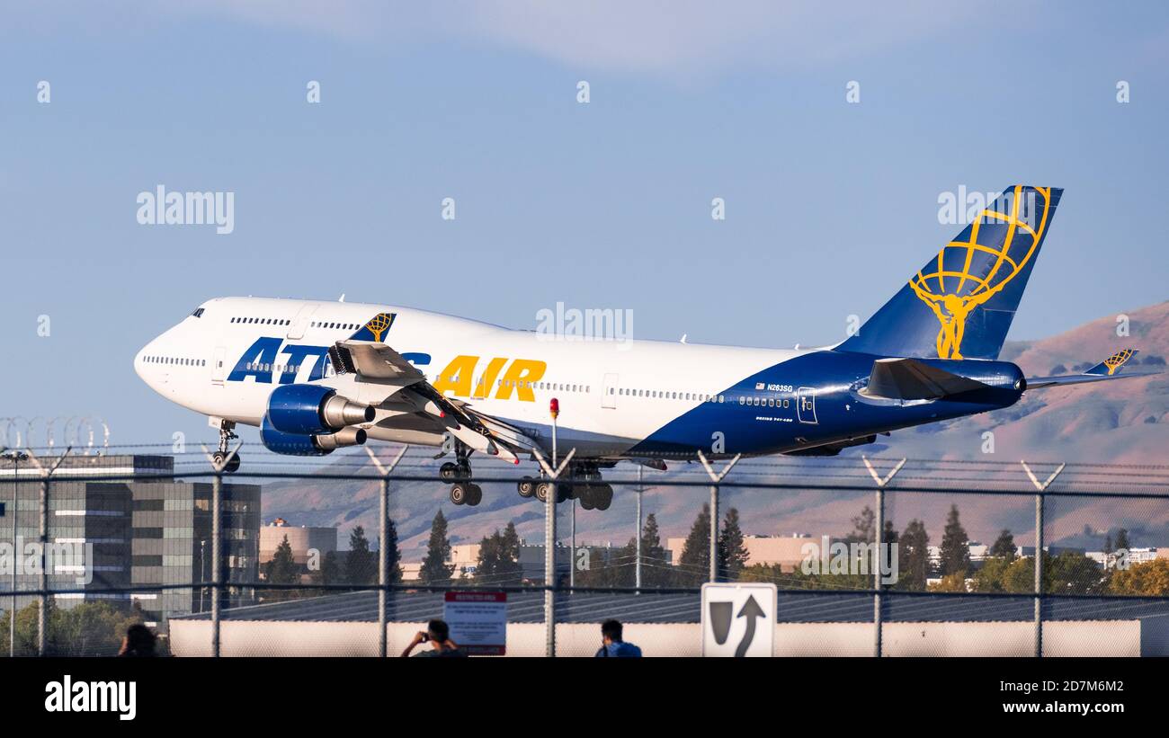 Oct 9, 2020 San Jose / CA / USA - Atlas Air Flugzeuge landen in South San Francisco Bay Area; Atlas Air, Inc. Ist eine Frachtfluggesellschaft, Passagier Charter ai Stockfoto