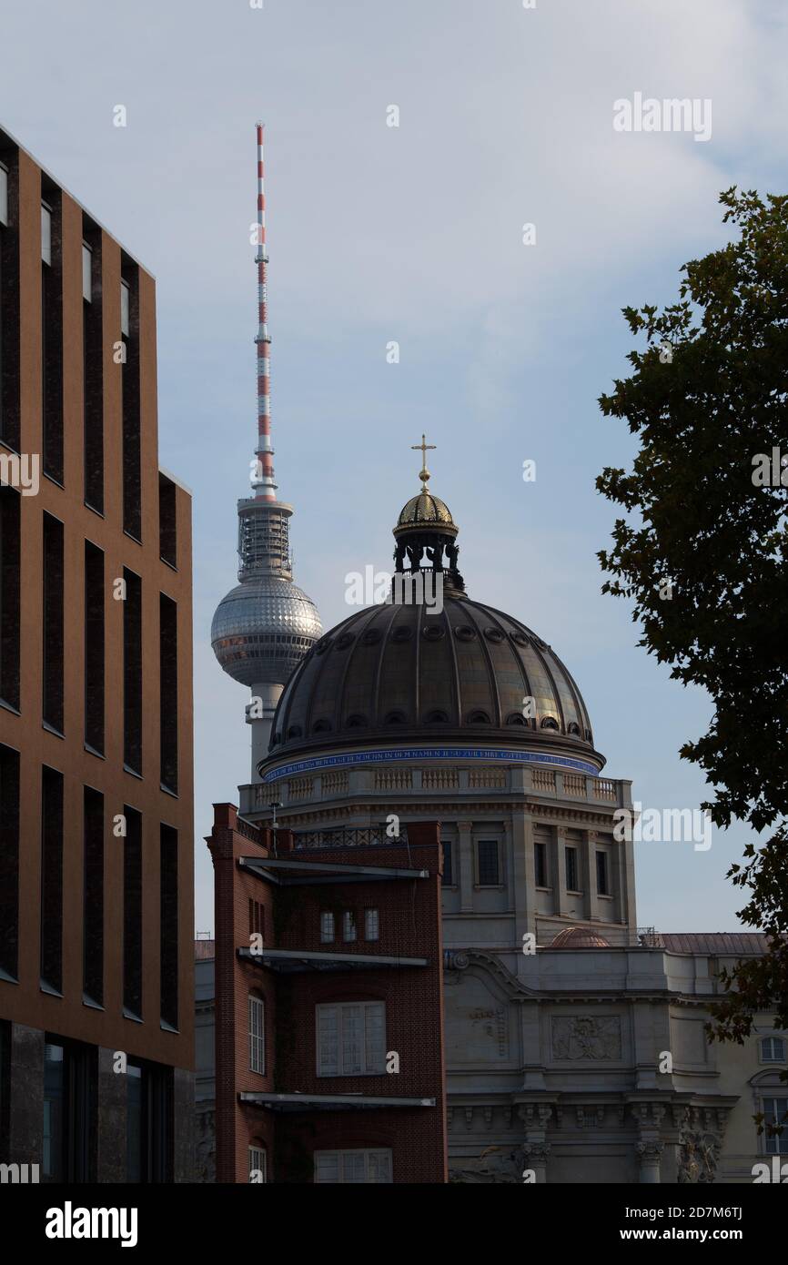 Berlin, Deutschland. Oktober 2020. Der Fernsehturm ist neben der Kuppel des Berliner Schlosses zu sehen. Der Wiederaufbau des Berliner Schlosses als Humboldt Forum in Mitte wird immer teurer. Die erwarteten Ausgaben für das Großprojekt liegen inzwischen über den vom Bundestag festgelegten 644 Millionen Euro. Quelle: Paul Zinken/dpa-Zentralbild/ZB/dpa/Alamy Live News Stockfoto