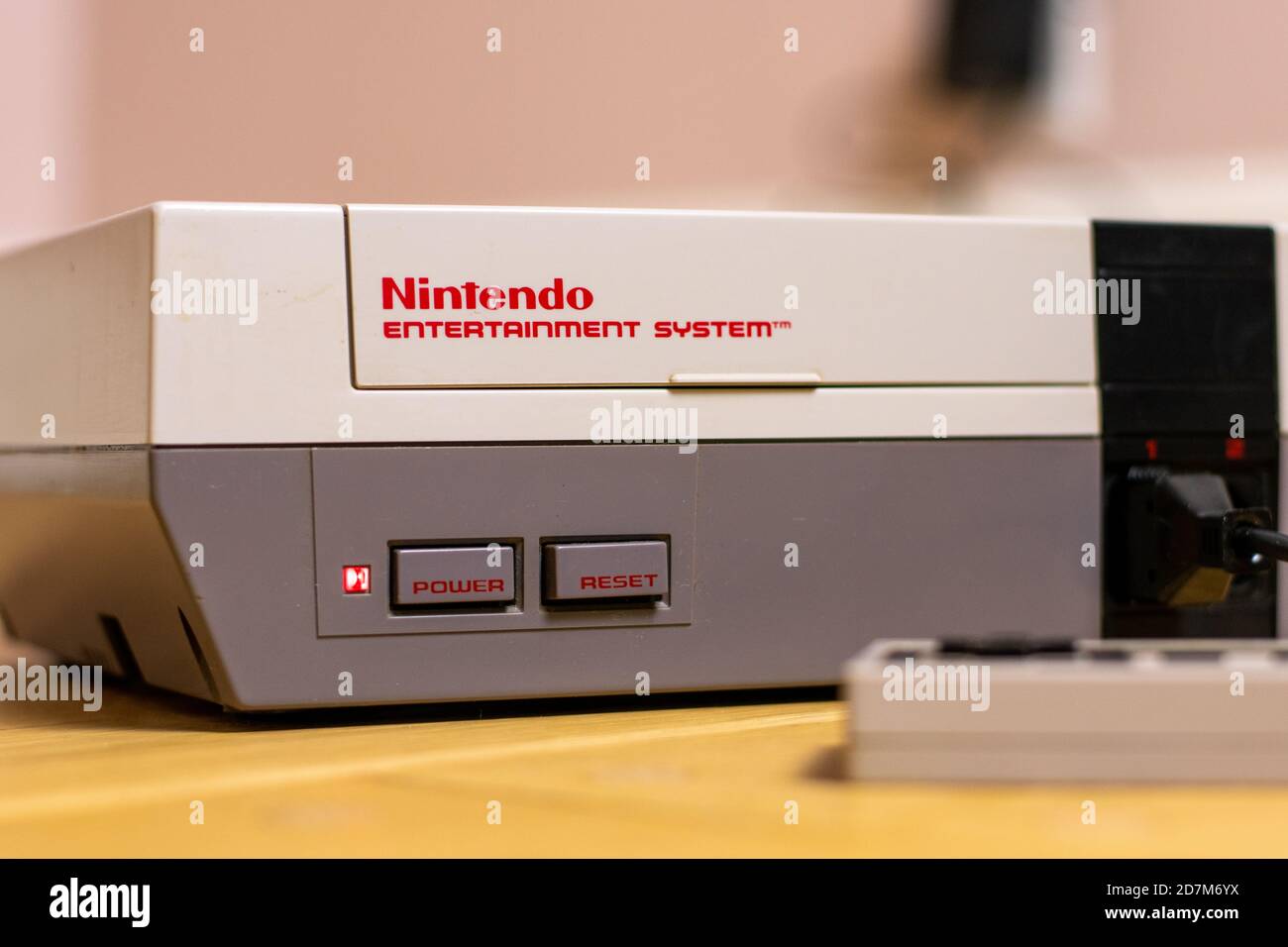 Ein Nintendo Entertainment System mit einem angeschlossenen Controller. Die NES ist eine beliebte Retro-Konsole. Stockfoto
