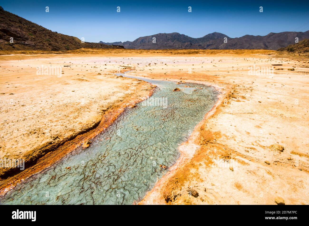 Trockene Wüste mit grünen Flecken in der Nähe einer alten Mine in Mazarron, Spanien Stockfoto