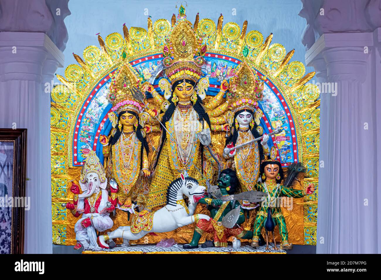 Göttin Durga Idol bei dekorierten Durga bei Sovabazar Rajbari in Kolkata, Westbengalen, Indien. Durga Puja ist das größte religiöse Fest des Hinduismus und ist Stockfoto