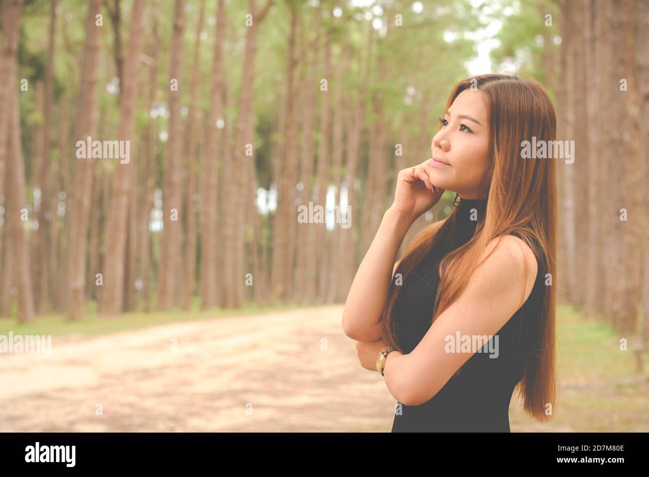 Portrait asian Woman im Wald stehend und entspannend Stockfoto