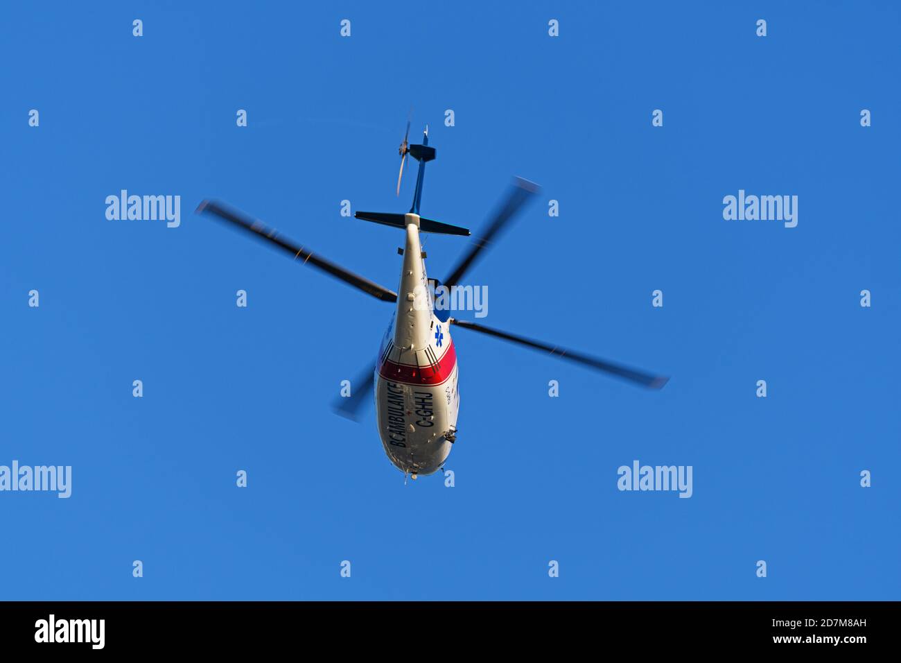 Richmond, British Columbia, Kanada. Oktober 2020. Ein Helijet International Sikorsky S-76C Krankenwagen fliegt über dem Flugzeug, als er am Vancouver International Airport landet. Quelle: Bayne Stanley/ZUMA Wire/Alamy Live News Stockfoto