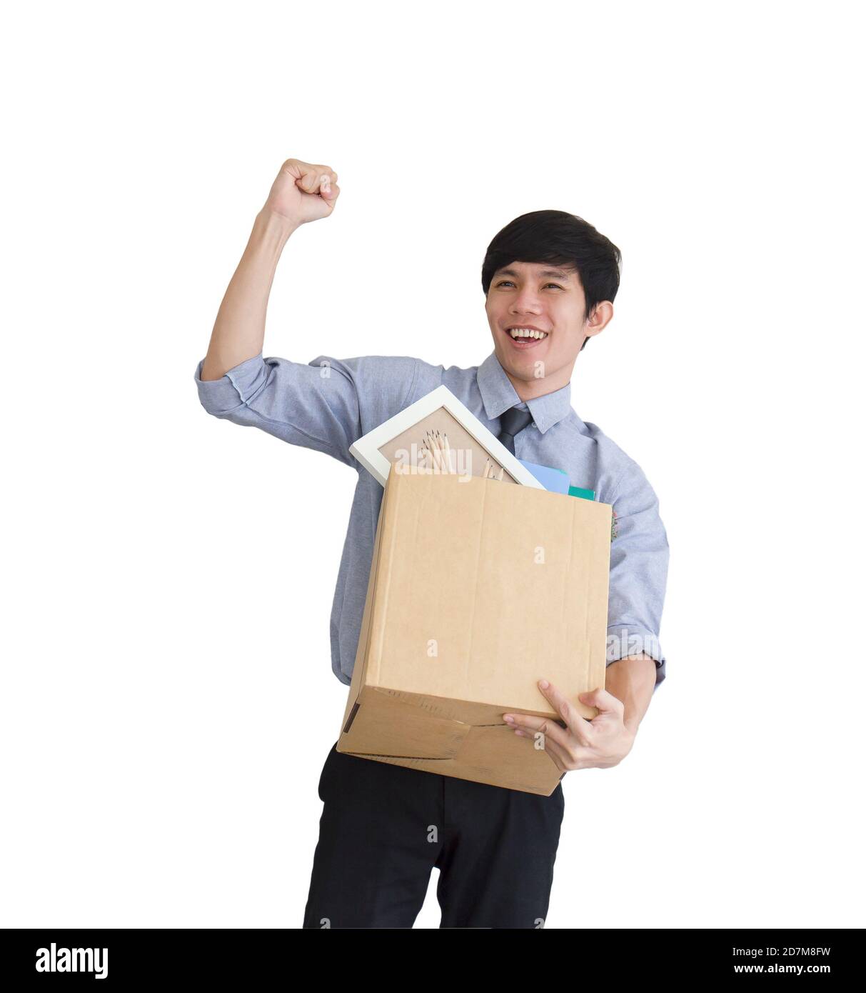 Ein asiatischer Mann steht jubelend auf einem weißen Hintergrund, nachdem er gefeuert wurde und hält seine persönlichen Sachen in einem Karton. Stockfoto