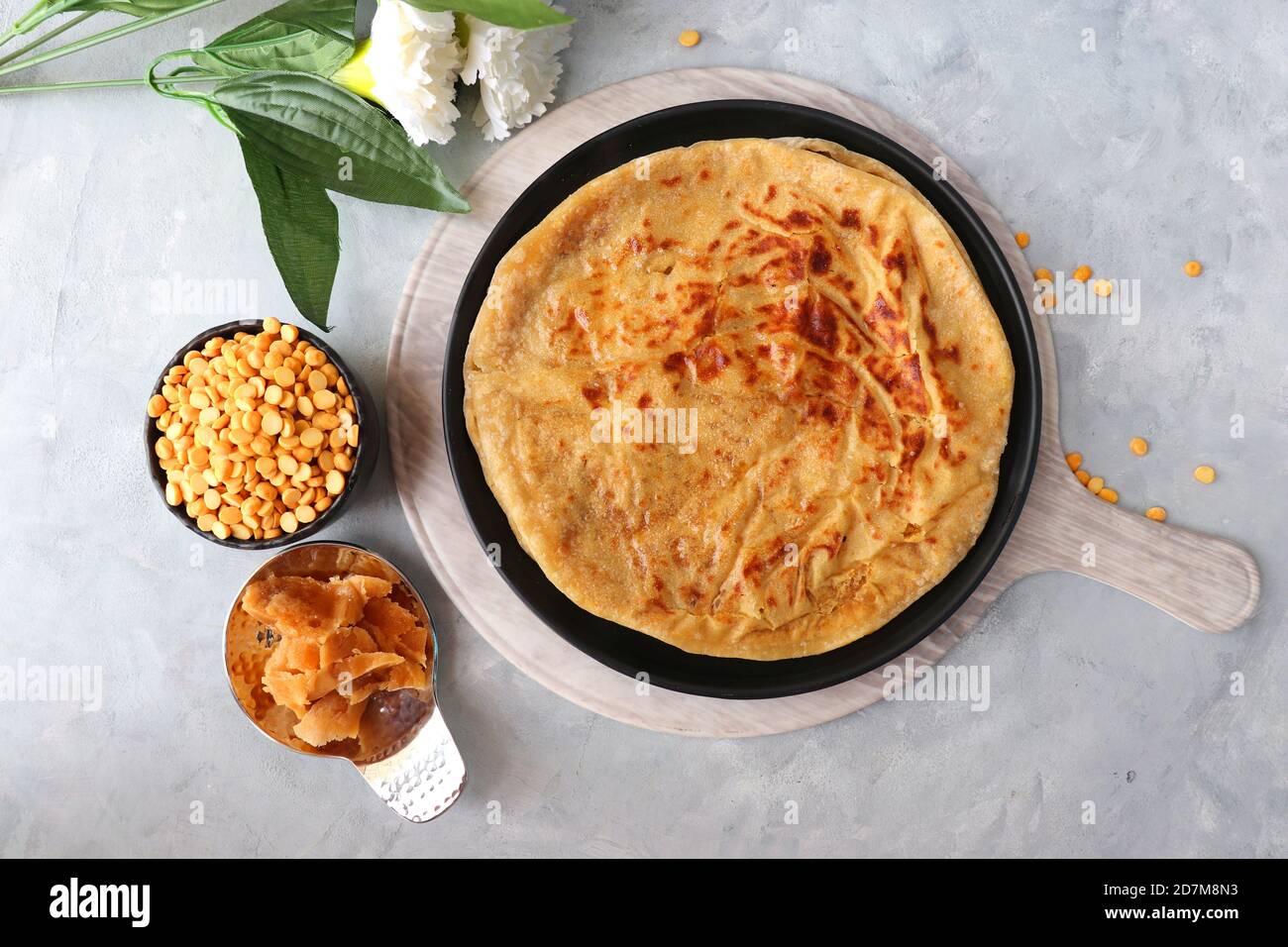 Holi Festival Food - Puran Poli ist ein süßes indisches Fladenbrot, gefüllt mit einer Mischung aus Chana dal, Jaggery, Ghee & Cardamom. In der Regel auf Holi oder Gud gegessen Stockfoto