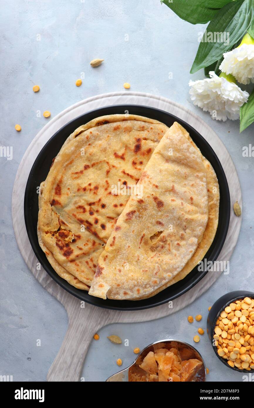 Holi Festival Food - Puran Poli ist ein süßes indisches Fladenbrot, gefüllt mit einer Mischung aus Chana dal, Jaggery, Ghee & Cardamom. In der Regel auf Holi oder Gud gegessen Stockfoto