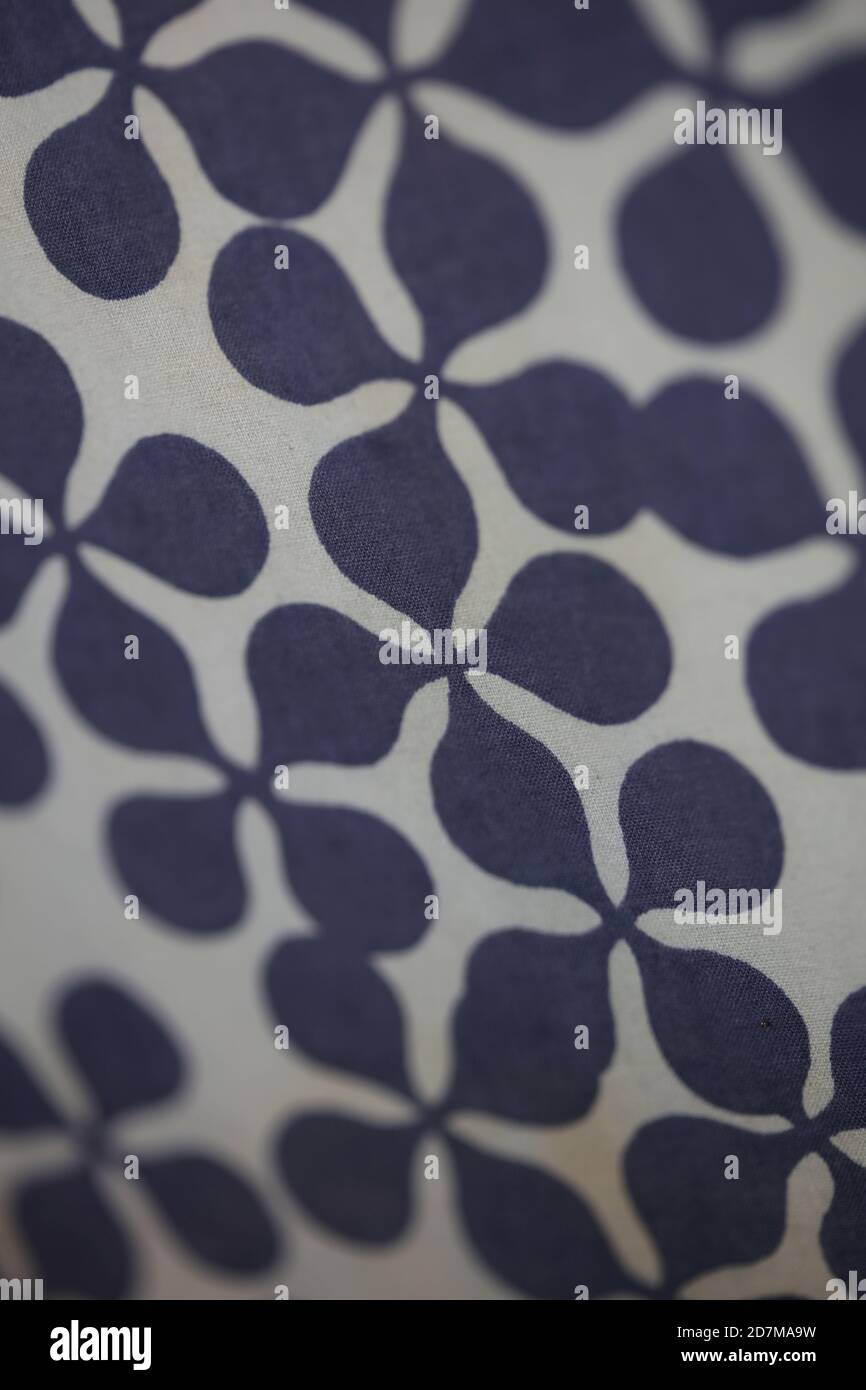 Blaue Blume Textil Makro in weißem Hintergrund feine moderne Kunst Hochwertige Ausdrucke mit 50 Mio. Pixeln Stockfoto