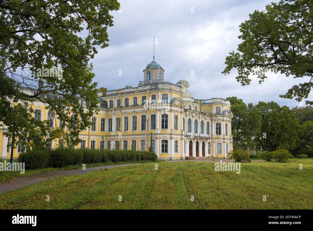 PETERHOF, RUSSLAND - 16. SEPTEMBER 2020: An einem bewölkten Septembertag im Schloss Znamenka Stockfoto