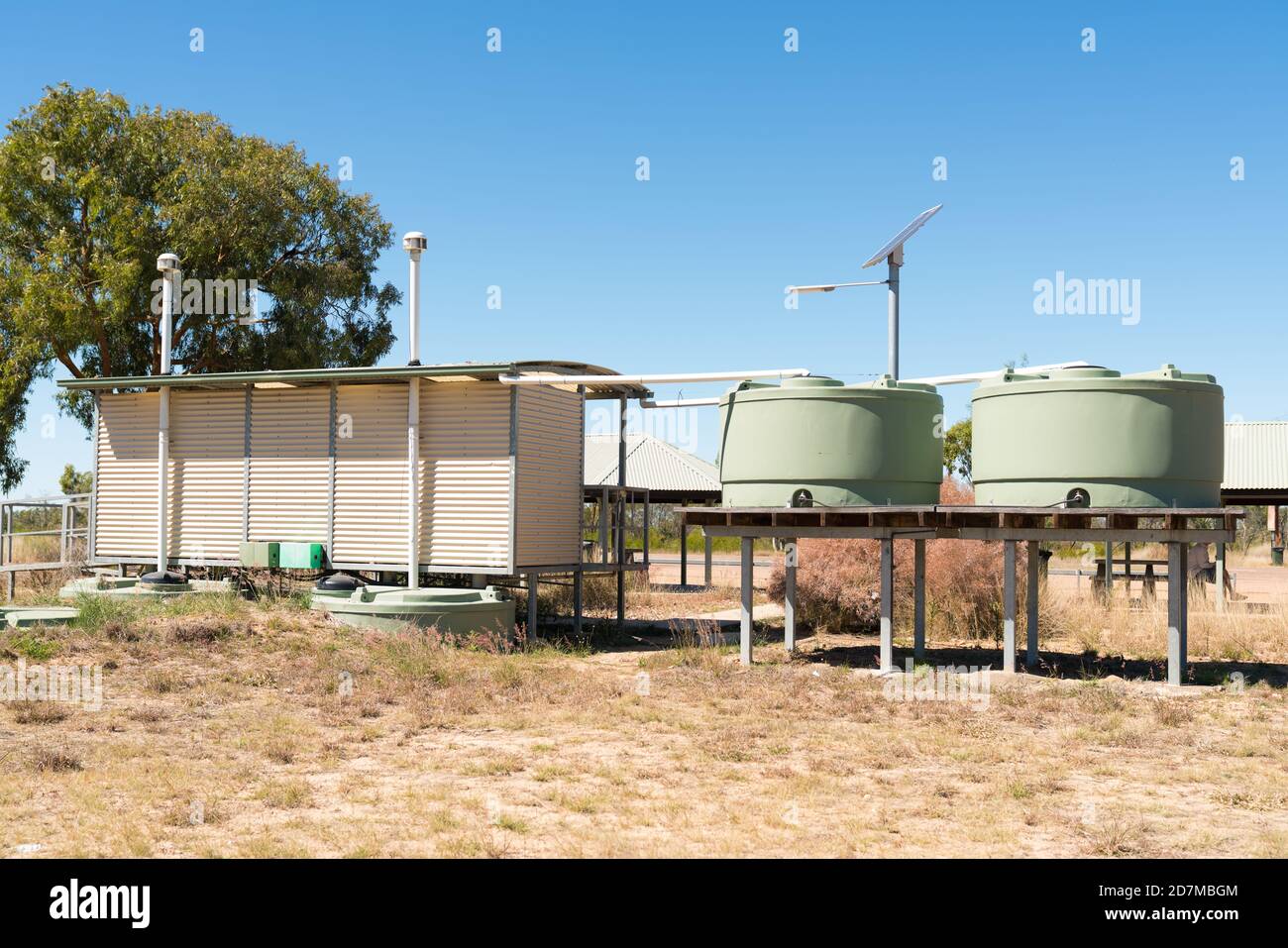 Septische Toiletten mit Wassertanks in Ruhe Halt im White Mountains National Park, Queensland, mit Solarlicht Stockfoto