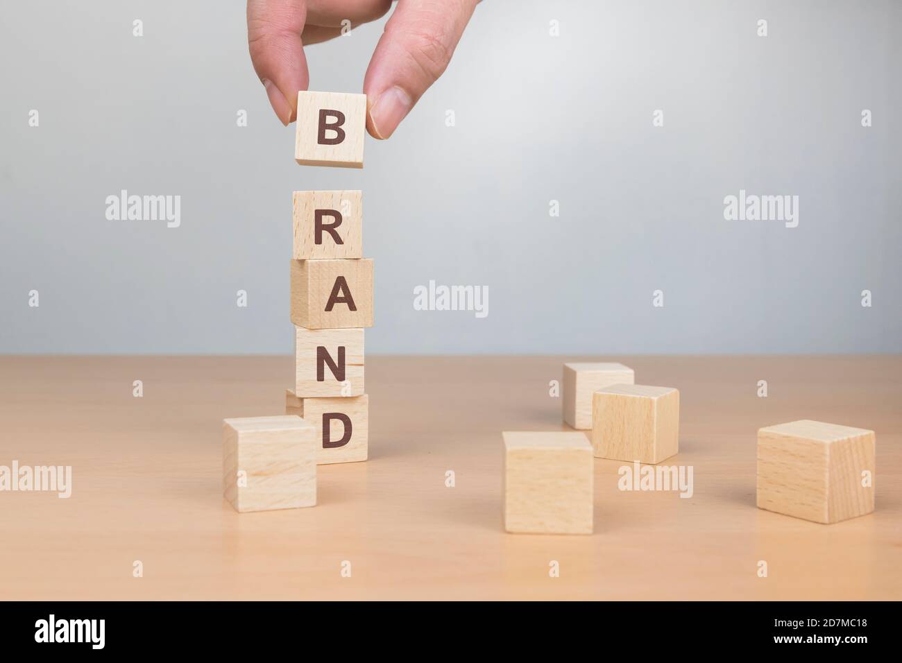 Holzklötze mit dem Wort MARKE von Hand arrangieren. Konzept zur Markenbildung. Stockfoto
