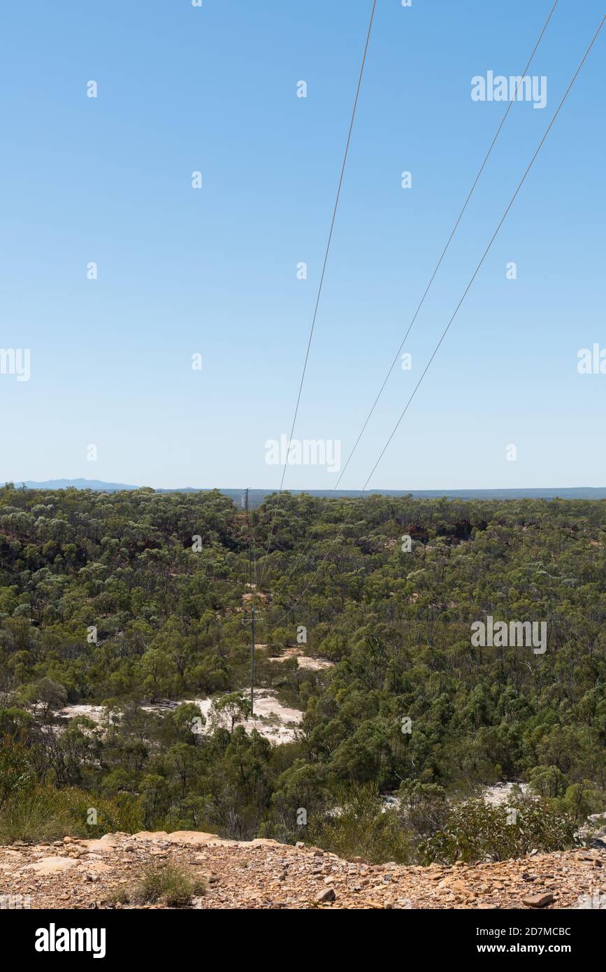 Stromleitungen, die das Outback von Queensland mit Strom versorgen White Mountains National Park und Sawpit Gorge Stockfoto