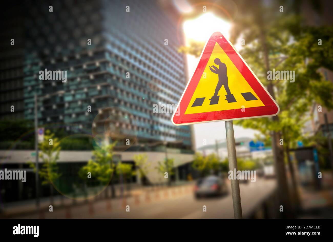 Smartphones und Verkehrsunfälle beim Gehen. Stockfoto