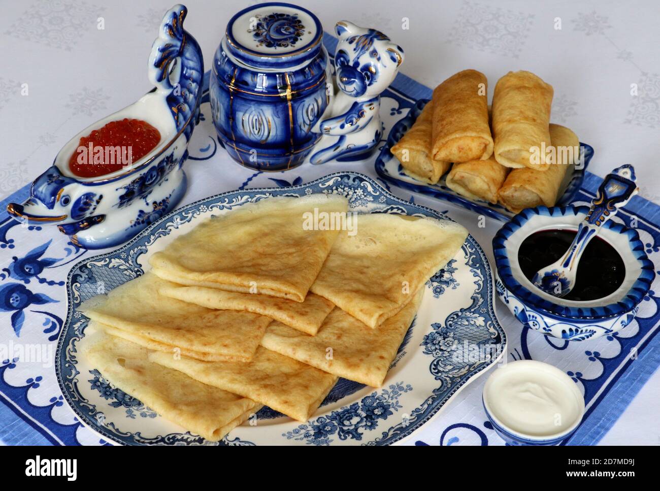Crepes auf Teller mit Marmelade, Sauerrahm und kaviar mit russischem blauweißem Porzellan Stockfoto