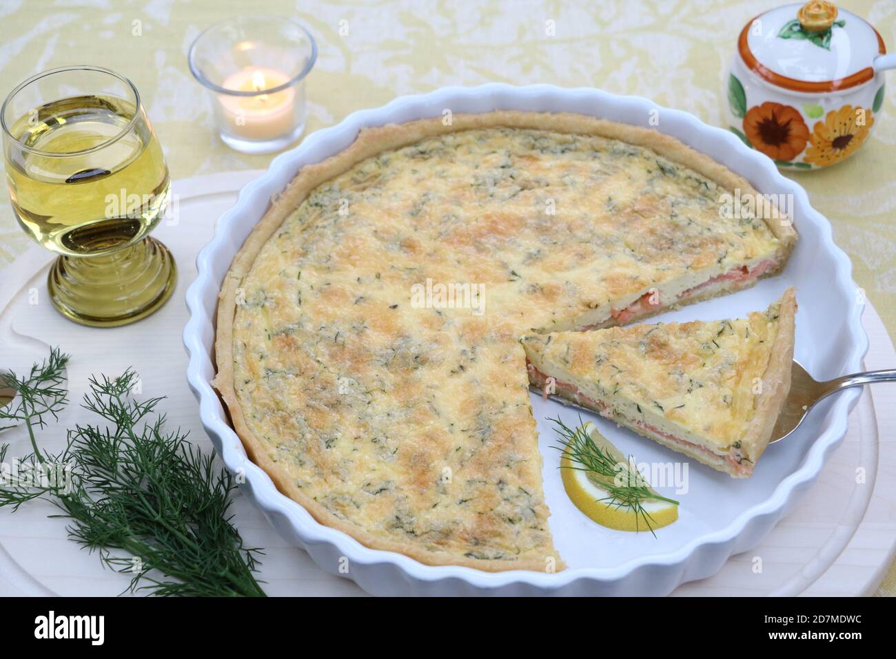 Quiche mit geräuchertem Lachs und Dill in Backform Stockfoto