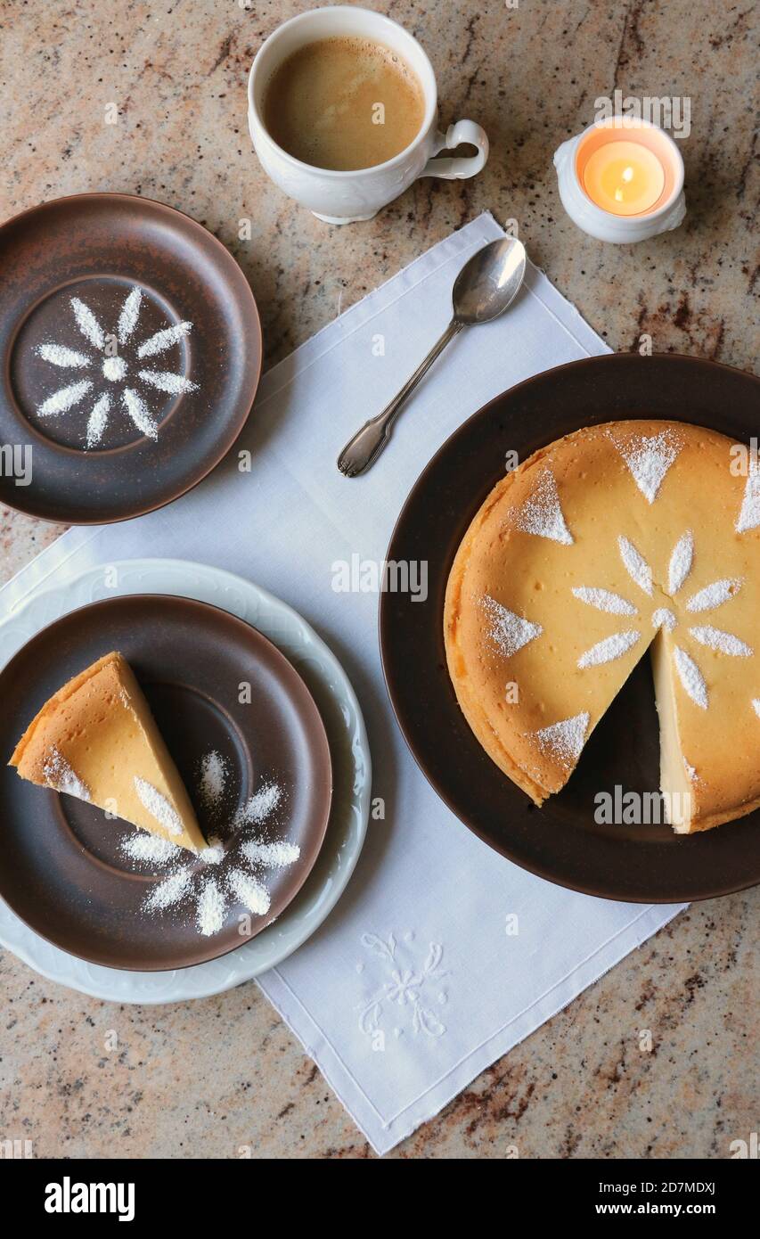 Tischdekoration mit Käsekuchen und Tasse Kaffee Stockfoto