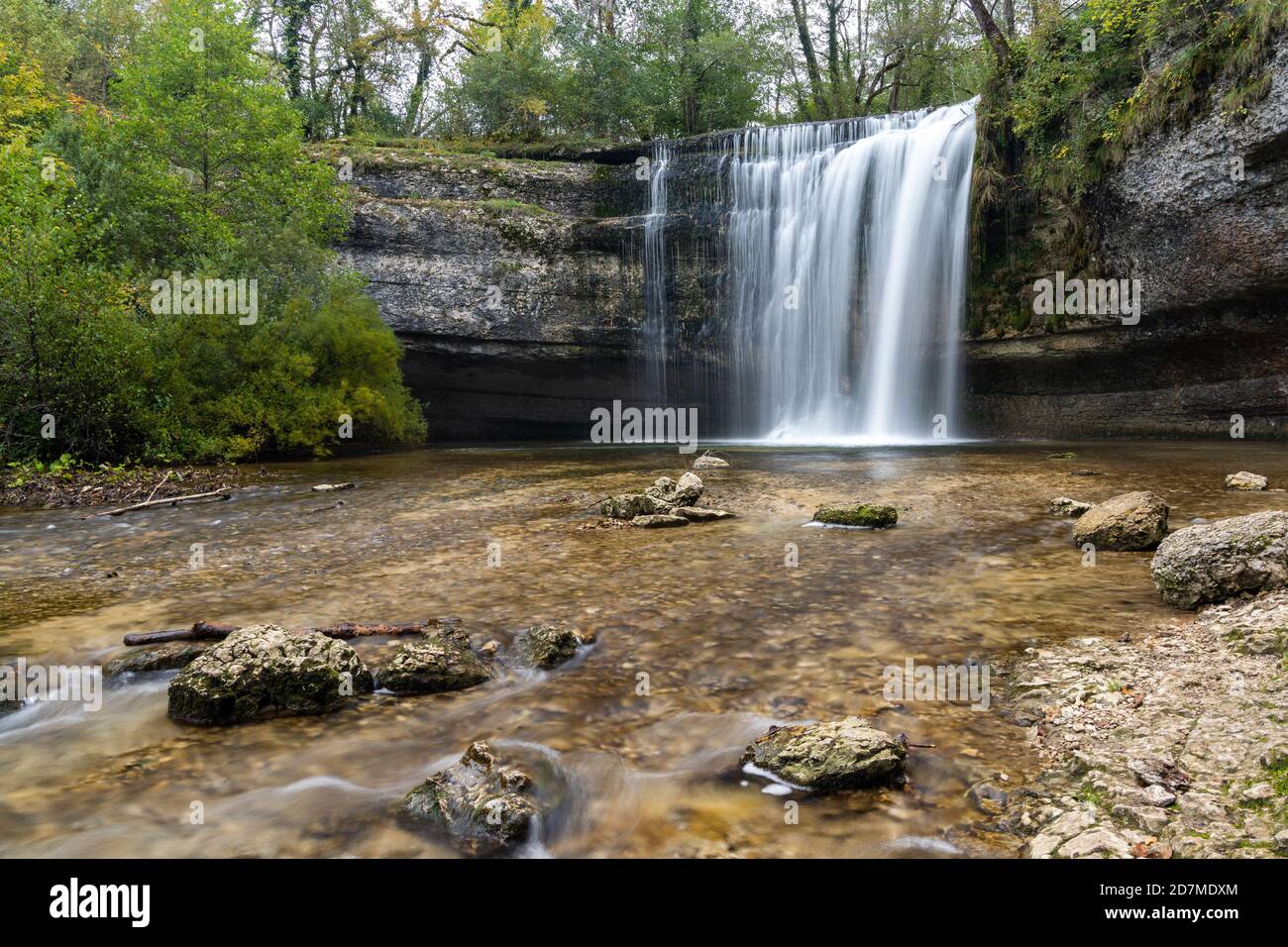 Eine wunderschöne Herbstwaldlandschaft mit idyllischem Wasserfall und Pool Stockfoto