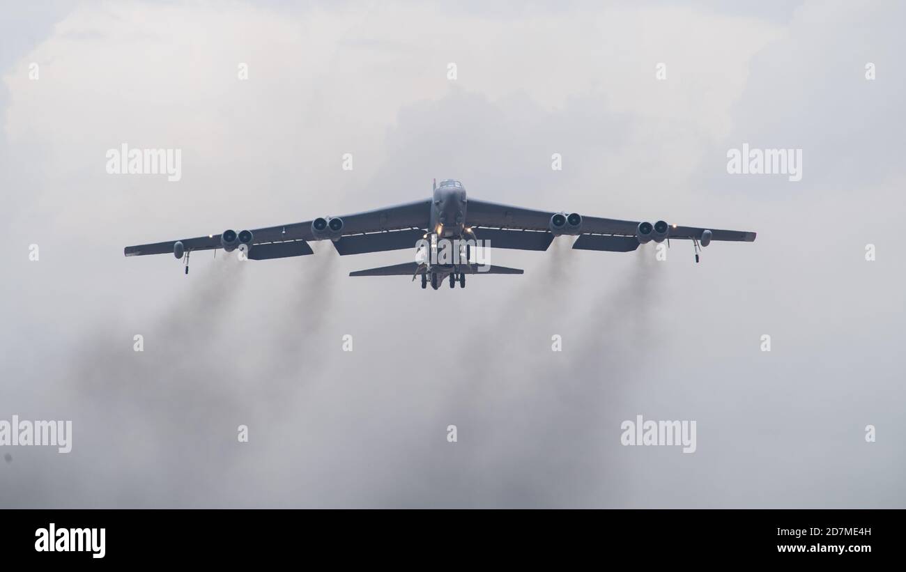 Eine B-52H Stratofortress hebt vom Barksdale Air Force Base, La., während Global Thunder 21 23. Oktober 2020 ab. Die grundlegende Mission des US Strategic Command ist es, strategische Angriffe gegen die Vereinigten Staaten, unsere Verbündeten und Partner abzuschrecken, aufzudecken und zu verhindern. (USA Luftwaffe Foto von Senior Airman Tessa B. Corrick) Stockfoto