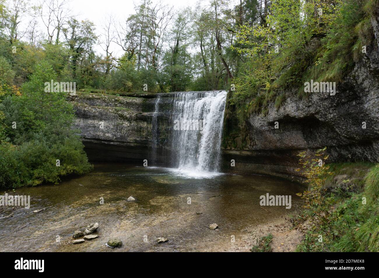 Eine wunderschöne Herbstwaldlandschaft mit idyllischem Wasserfall und Pool Stockfoto