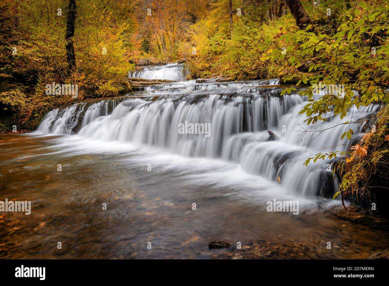 Eine wunderschöne Herbstwaldlandschaft mit idyllischem Wasserfall und Pool Stockfoto