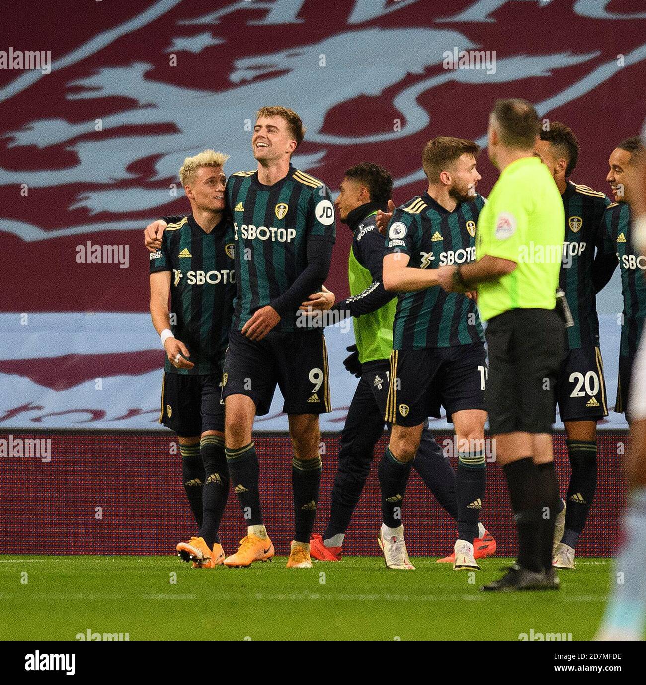 Birmingham , England, 23. Oktober 2020 Patrick Bamford feiert seinen Hattrick für Leeds Utd 0-3 Aston Villa gegen Leeds United Premier League. Kredit : Mark Pain / Alamy Live Nachrichten Stockfoto