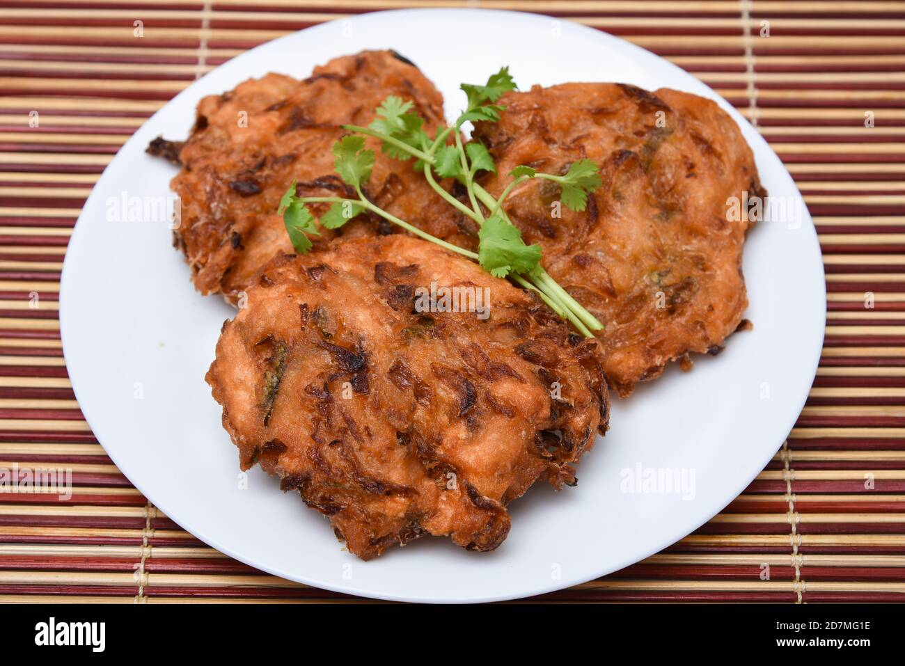 vada parippu vada Kerala Tee Zeit Snacks, gebrannte Snacks für Onam Festival. Hausgemachte traditionelle Kerala Snacks. Stockfoto