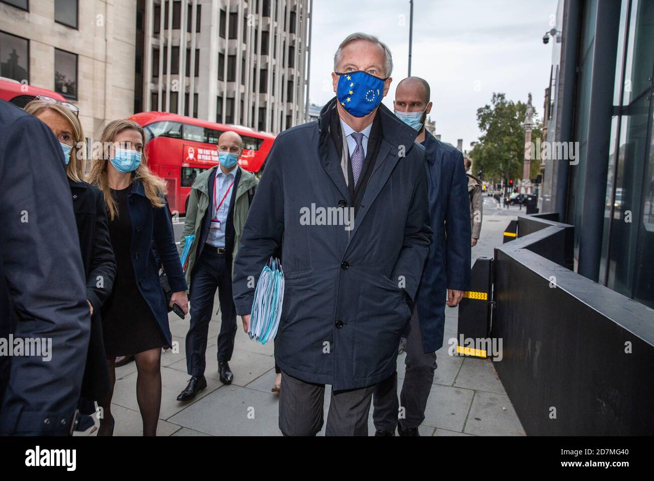 London, Großbritannien. Okt. 2020. Michel Barnier kommt zu Brexit-Gesprächen in Westminster an, London, Großbritannien 24. Oktober 2020 Brexit die Handelsgespräche in London gehen weiter, da der EU-Kommissar Michel Barnier heute im IVS Conference Centre, No.1 Victoria Street, eintrifft. Kredit: Clickpics/Alamy Live Nachrichten Stockfoto