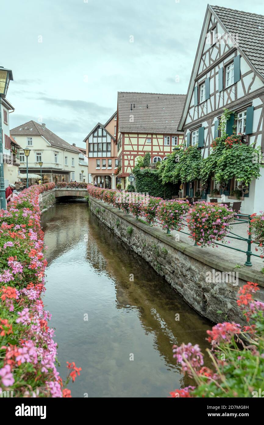 OBERKIRCH, DEUTSCHLAND - September 06 2020: Stadtbild mit blühendem Kanal und malerischen alten Wasserhäusern in der Fußgängerzone im historischen Little Stockfoto